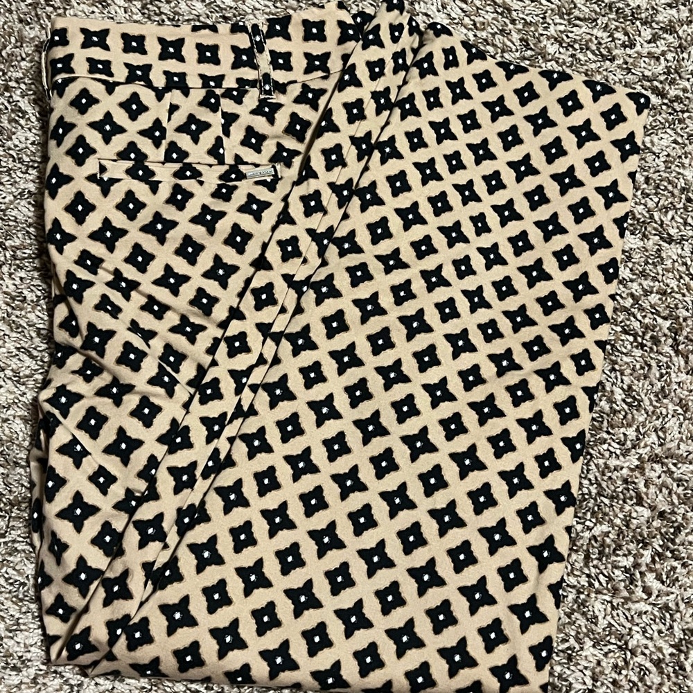 Brown and black pants with zipper and pockets in GUC